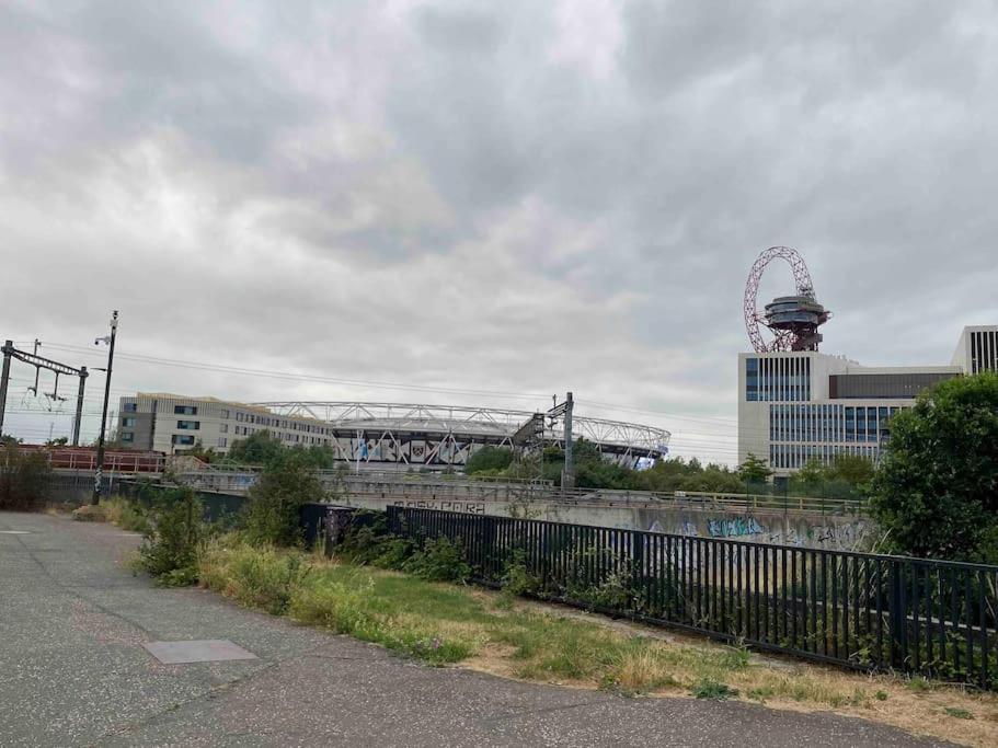 Canal-Flat Near Stratford International Station Londres Exterior foto